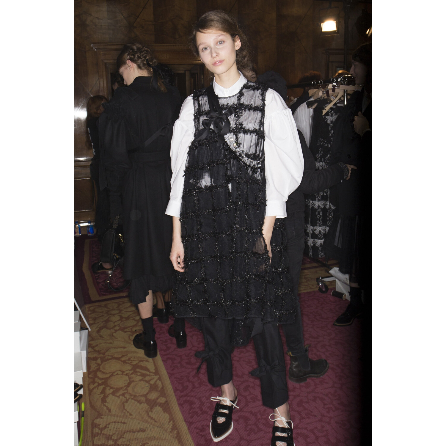 Фото Backstage Simone Rocha Fall 2018 Ready-to-Wear Backstage Simone Rocha осень зима 2018 коллекция неделя моды в Лондане LFW Mainstyles